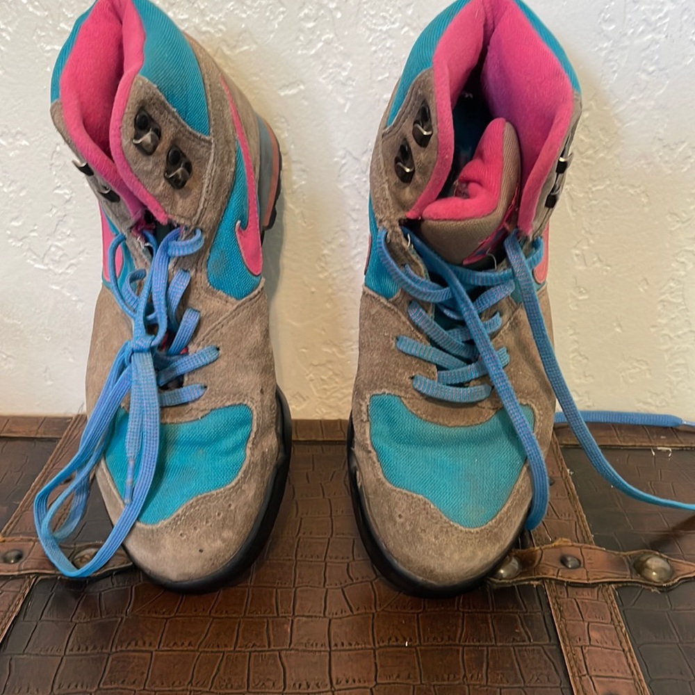 Women vintage Nike hikers